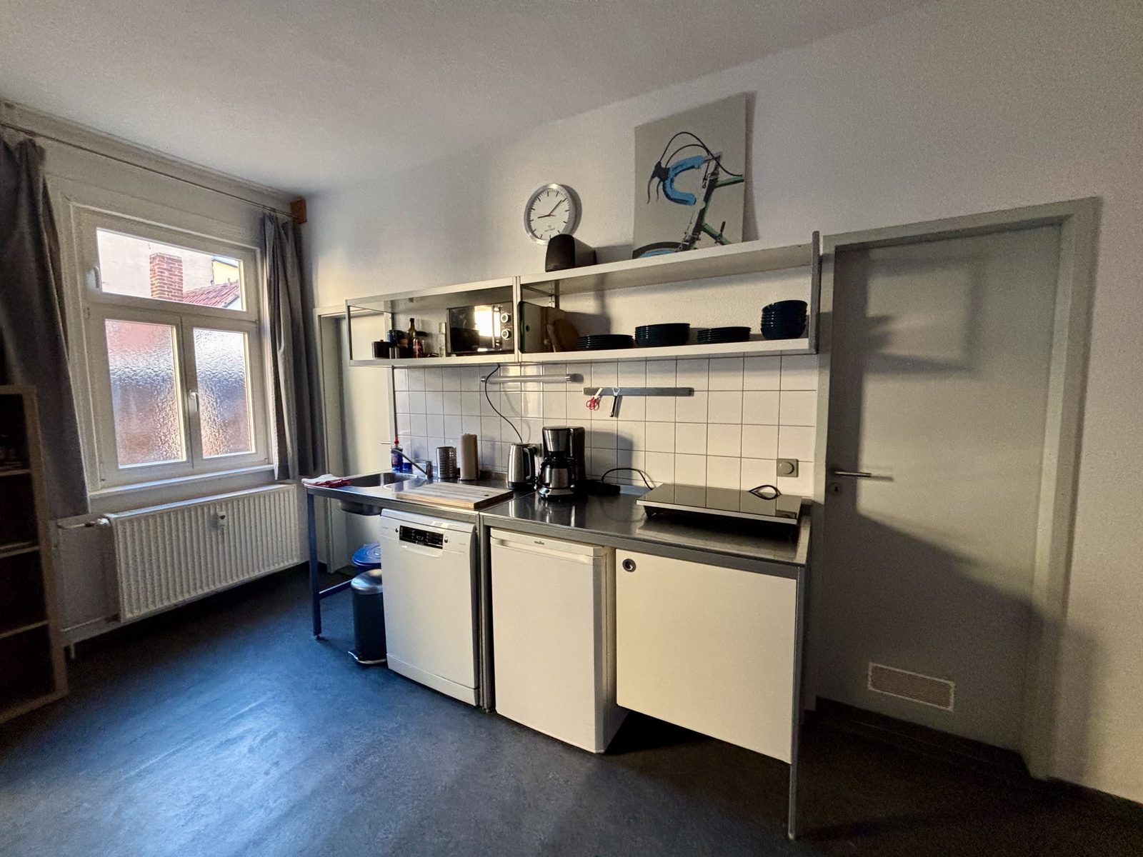 Große helle Küche mit Kochbereich