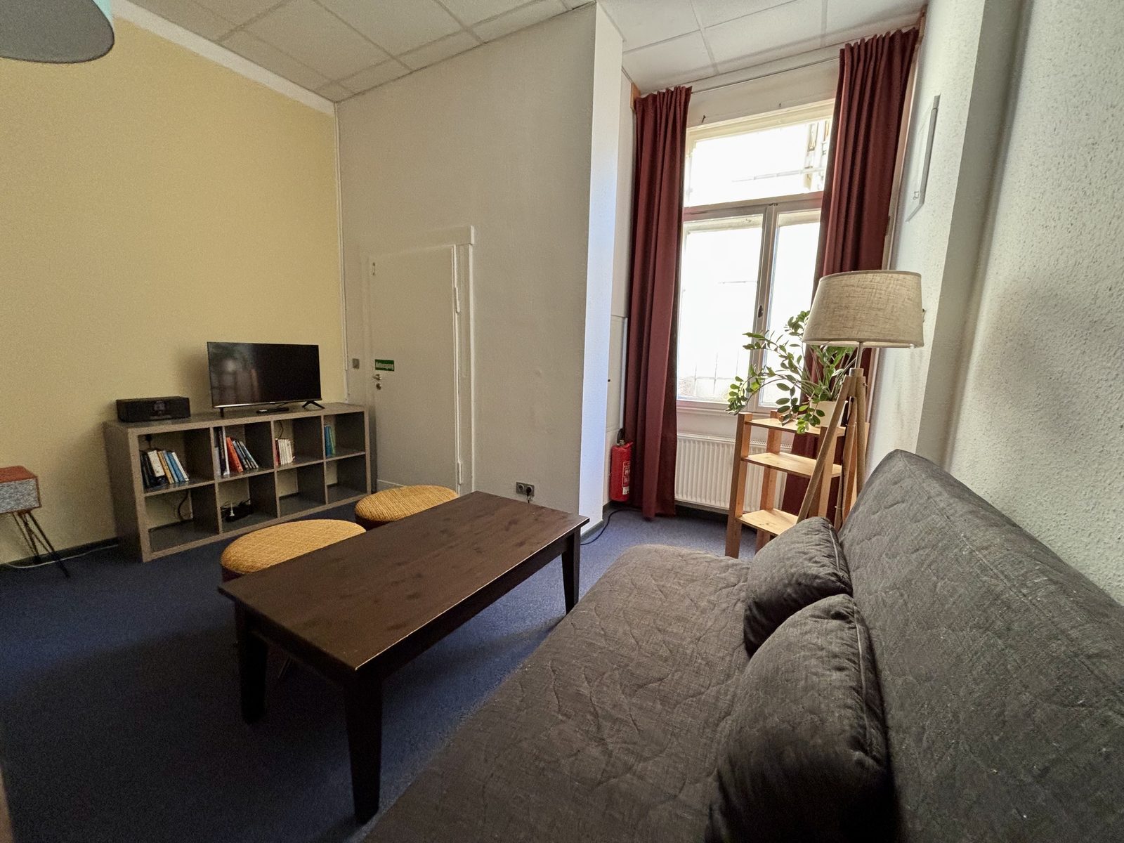 Zimmer 3 mit Schlafcouch und Wohnbereich